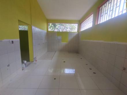 Mai 2022: Der Waschraum ist gefliest, die Sanitäranlagen können installiert werden.