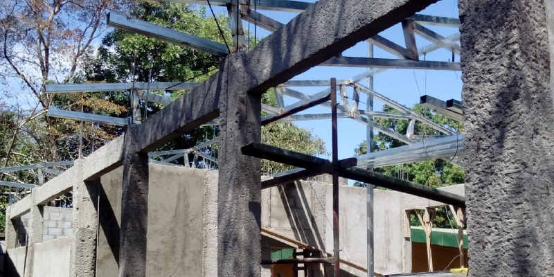 Februar 2019: Der Rohbau steht, das Dach kann montiert werden.